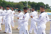 BELA DIRI: Anggota Satpol PP Kabupaten Tangerang saat mengikuti pelatihan bela diri.