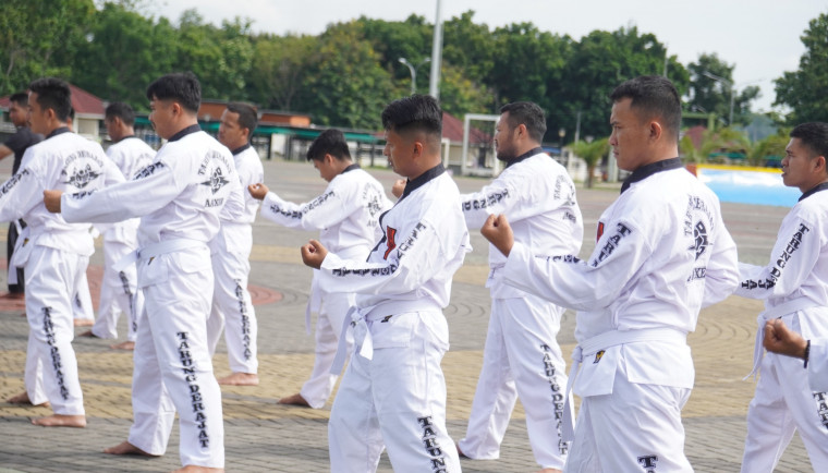 BELA DIRI: Anggota Satpol PP Kabupaten Tangerang saat mengikuti pelatihan bela diri.