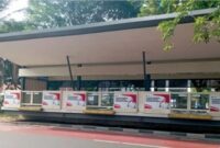 IMBAUAN: Stiker Penjabat (Pj) Gubernur DKI Jakarta Heru Budi Hartono yang terpasang di sejumlah halte TransJakarta.(ist)