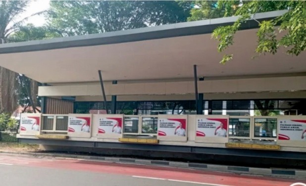 IMBAUAN: Stiker Penjabat (Pj) Gubernur DKI Jakarta Heru Budi Hartono yang terpasang di sejumlah halte TransJakarta.(ist)
