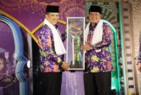 BUKA MTQ: Penjabat Bupati dan Sekda Kabupaten Tangerang memegang piala MTQ tanda dibukanya MTQ ke -54, Kamis (11/1/2024).
