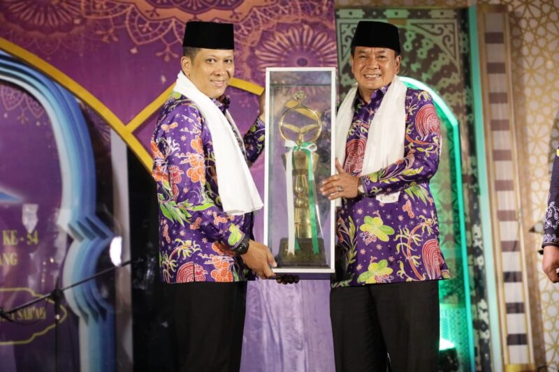 BUKA MTQ: Penjabat Bupati dan Sekda Kabupaten Tangerang memegang piala MTQ tanda dibukanya MTQ ke -54, Kamis (11/1/2024).