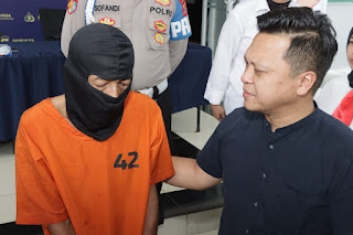 CABUL: Tersangka KS dihadirkan saat Polpresta Tangerang memberikan keterangan.