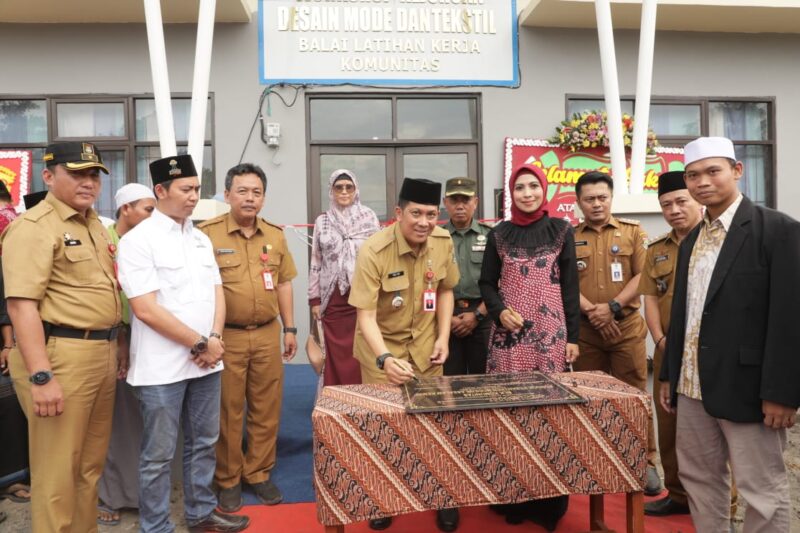 DIRESMIKAN: Penjabat Bupati Tangerang Andi Ony bersama Sri Suparni Bahlil, istri Menteri Bahlil Lahadalia saat peremian BLK Komunitas Ponpes Assalam, Senin (15/1/2024).