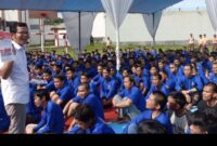 AJAK MEMILIH: Anggota KPU Kabupaten Tangerang Endi Biaro, saat memberikan sosialisi cara memilih pada Pemilu 2024, Senin (15/1/2024).