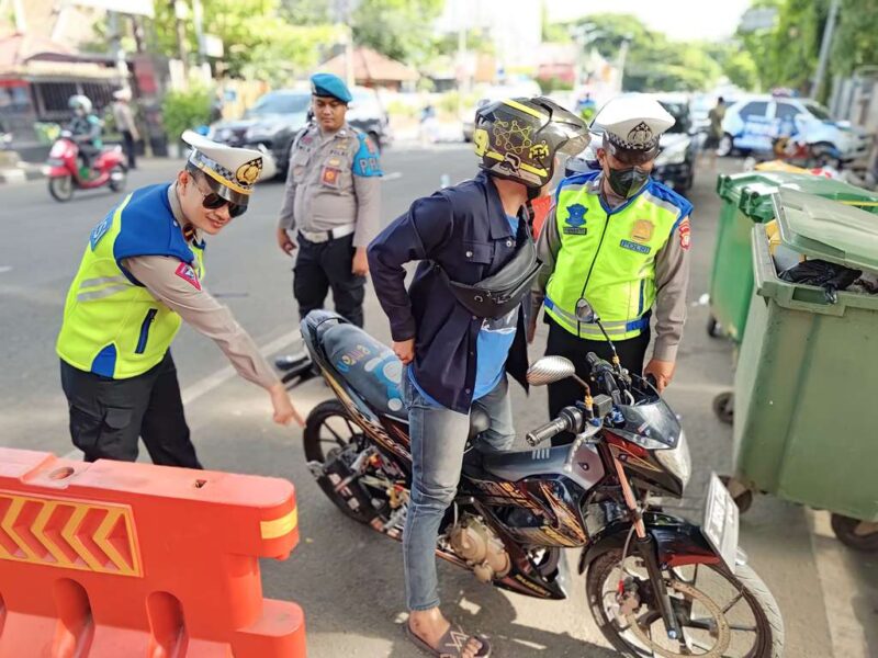 PENERTIBAN: Satuan Lalu Lintas Polres Metro Tangerang Kota melakukan penertiban sepeda motor yang menggunakan knalpot brong.