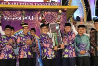 JUARA UMUM: Penyerahan piala juara umum MTQ Kabupaten Tangerang ke 54, Selasa (16/1/2024) malam.
