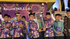 JUARA UMUM: Penyerahan piala juara umum MTQ Kabupaten Tangerang ke 54, Selasa (16/1/2024) malam.