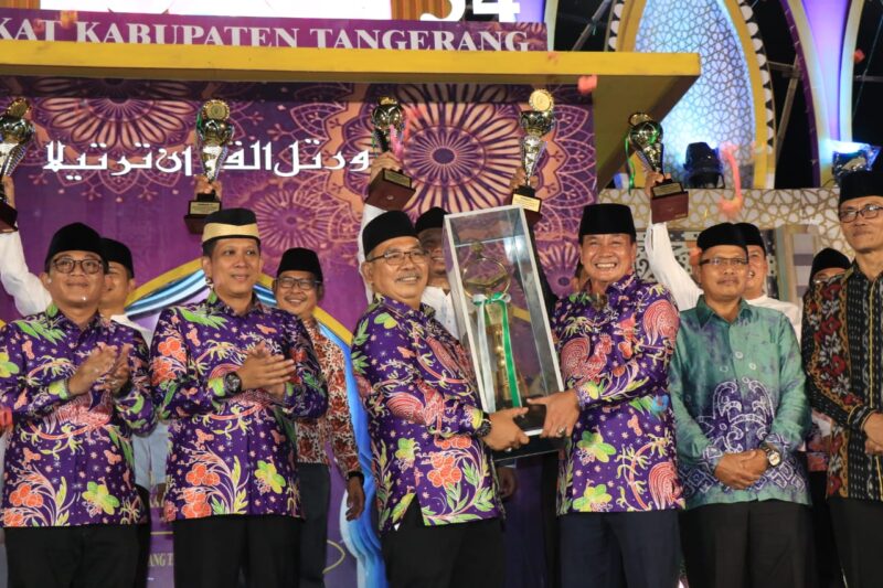 JUARA UMUM: Penyerahan piala juara umum MTQ Kabupaten Tangerang ke 54, Selasa (16/1/2024) malam.