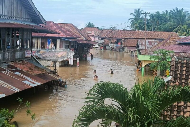TERENDAM: Salah satu kampung di Muratara yang terendam banjir.