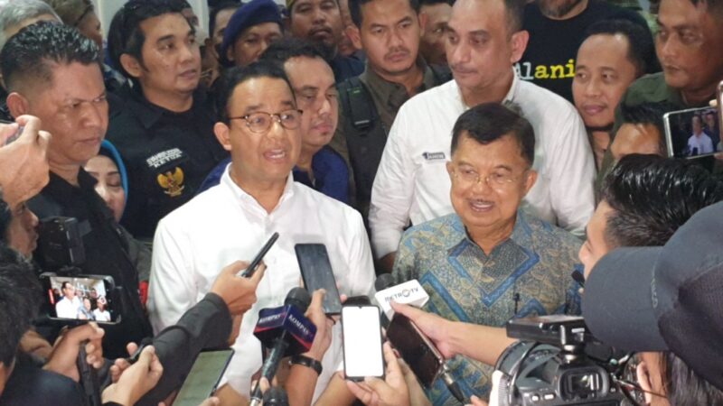 
KAMPANYE: Capres Anies Baswedan bersama Jusuf Kalla saat diwawancarai usai kampanye di Bone.
