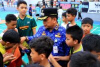 BINA OLAHRAGA: Penjabat Walikota Tangerang disalami oleh pelajar yang jadi peserta turnamen bulutangkis PBSI Kota Tangerang.