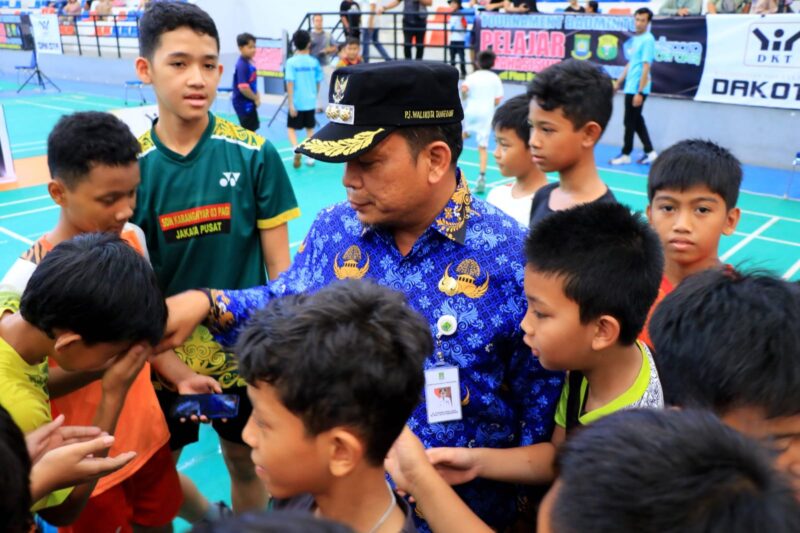 BINA OLAHRAGA: Penjabat Walikota Tangerang disalami oleh pelajar yang jadi peserta turnamen bulutangkis PBSI Kota Tangerang.