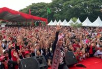 Caption Istri Ganjar Pranowo, Siti Atikoh Suprianti, di Kawasan Megamas, Kecamatan Sario, Kota Manado, Sulawesi Utara.(ist)
