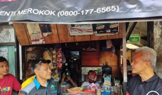 Caption Calon presiden nomor urut 3 Ganjar Pranowo (kanan) saat berbincang santai dengan para pengemudi truk di Terminal Limpung, Kabupaten Batang, Jawa Tengah.(ist)