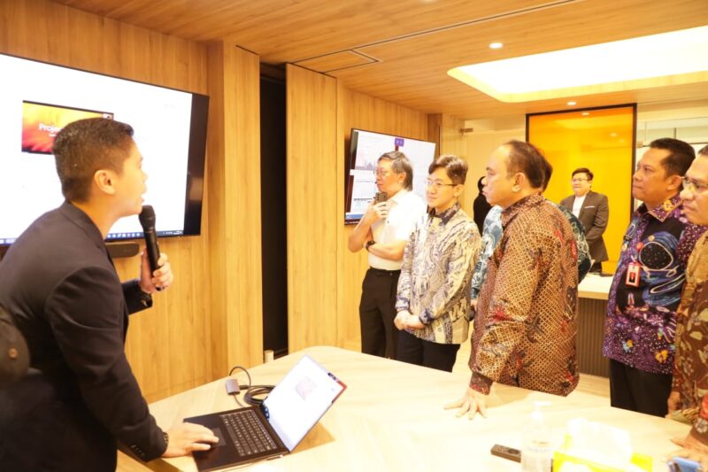 PERESMIAN: Menkominfo Budi Arie Setiadi bersama Penjabat Bupati Tangerang Andi Ony saat peresmpian DXC milik Sinarmas Land, Kamis (18/1/2024).