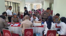 CEK KESEHATAN: Polres Metro menggelar cek kesehatan anggota jelang pengamanan Pemilu 2024.