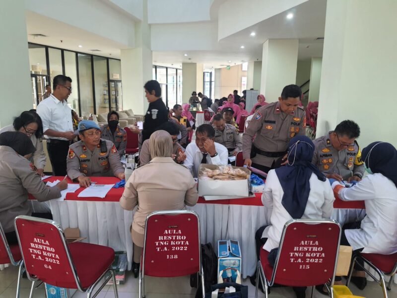 CEK KESEHATAN: Polres Metro menggelar cek kesehatan anggota jelang pengamanan Pemilu 2024.