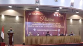 BERIKAN ARAHAN: Ketua KPU Kabupaten Tangerang Muhamad Umar (kiri), memberikan arahan saat TOT PPS dan PPK se-Kabupaten Tangerang, Selasa (23/1/ 2024).