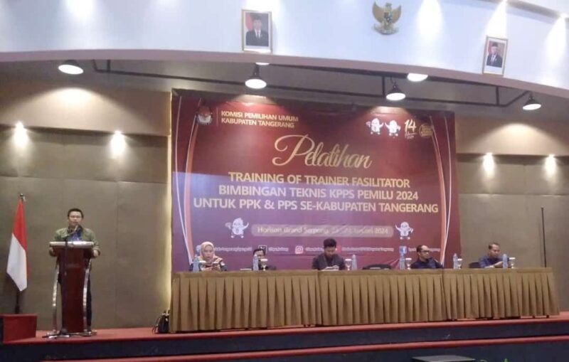 BERIKAN ARAHAN: Ketua KPU Kabupaten Tangerang Muhamad Umar (kiri), memberikan arahan saat TOT PPS dan PPK se-Kabupaten Tangerang, Selasa (23/1/ 2024).