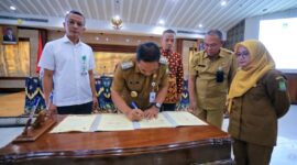KERJASAMA: Penjabat Walikota Tangerang menandatangani naskah kerjasama dengan IDAI dan POGI.