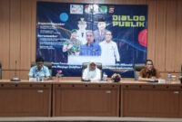 AJAK MEMILIH: Komisioner KPU Kabupaten Tangerang Dedi Irawan (kiri) mengajak pemuda untuk menggunakan hak pilihnya, Rabu (24/1/2024).