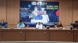 AJAK MEMILIH: Komisioner KPU Kabupaten Tangerang Dedi Irawan (kiri) mengajak pemuda untuk menggunakan hak pilihnya, Rabu (24/1/2024).
