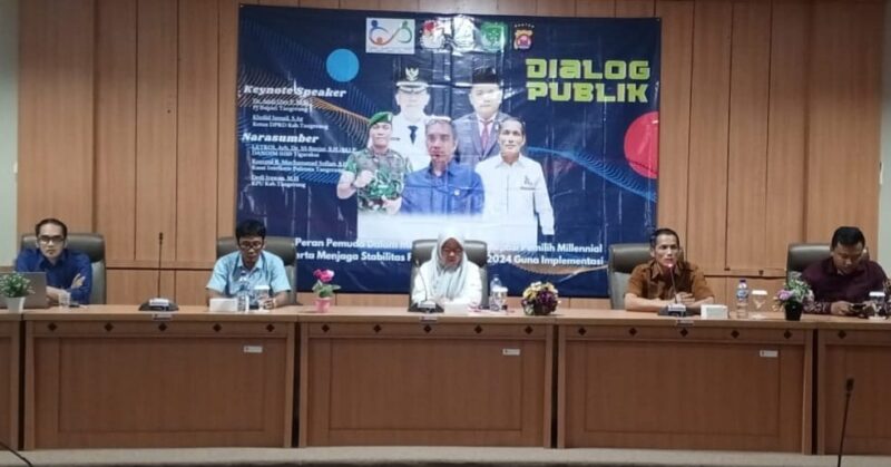 AJAK MEMILIH: Komisioner KPU Kabupaten Tangerang Dedi Irawan (kiri) mengajak pemuda untuk menggunakan hak pilihnya, Rabu (24/1/2024).