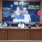 AJAK MEMILIH: Komisioner KPU Kabupaten Tangerang Dedi Irawan (kiri) mengajak pemuda untuk menggunakan hak pilihnya, Rabu (24/1/2024).
