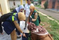 CEGAH DBD: Petugas dari Dinas Kesehatan Kabupaten Tangerang  melakukan pengecekan lapangan  untuk melakukan penyuluhan pencegahan demam berdarah.