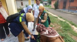 CEGAH DBD: Petugas dari Dinas Kesehatan Kabupaten Tangerang  melakukan pengecekan lapangan  untuk melakukan penyuluhan pencegahan demam berdarah.