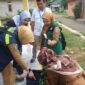 CEGAH DBD: Petugas dari Dinas Kesehatan Kabupaten Tangerang  melakukan pengecekan lapangan  untuk melakukan penyuluhan pencegahan demam berdarah.