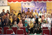 FOTO BERSAMA: Dosen Universitas Mercubuana, berpose bersama saat kegiatan PKM di Kelurahan Pondok Aren, Kota Tangsel, Rabu (24/1/2024).