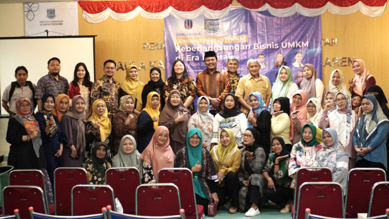 FOTO BERSAMA: Dosen Universitas Mercubuana, berpose bersama saat kegiatan PKM di Kelurahan Pondok Aren, Kota Tangsel, Rabu (24/1/2024).
