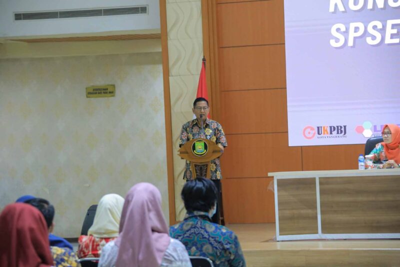 REALISASI ANGGARAN: Sekda Kota Tangerang saat memberikan arahan terkait percepatan input data dalam system pengadaan secara elektronik.