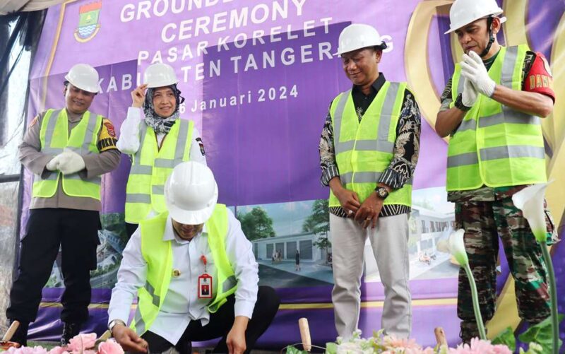 GROUND BREAKING: Penjabat Bupati Tangerang, Andi Ony, melakukan ground breaking dimulainya pembangunan Pasar Korelet di Kecamatan Panongan.