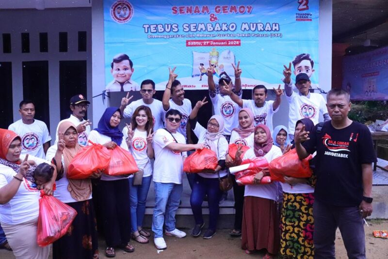 SAMBANGI BANTEN: Relawan Gerakan Sekali Putaran menggelar kegiatan tebus murah sembako di tiga kabupaten di Provinisi Banten. Selain sembako murah, GSP juga mensosialisasikan pilpres sekali putaran untuk Prabowo Gibran.