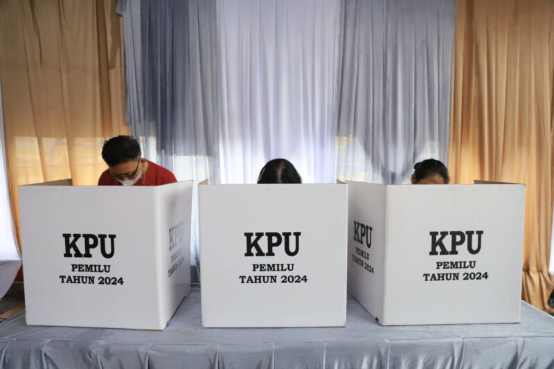 SIMULASI: KPU Kota Tangerang menggelar simulasi pencobolosan surat suara untuk Pemilu 14 Februari nanti.