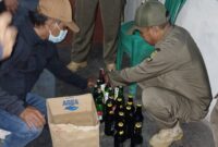PENERTIBAN: Anggota Satpol PP Kota Cilegon melakukan pemerikasaan sejumlah warung yang menjual minuman keras.