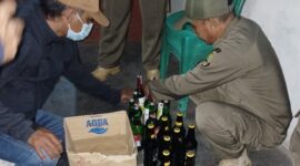 PENERTIBAN: Anggota Satpol PP Kota Cilegon melakukan pemerikasaan sejumlah warung yang menjual minuman keras.
