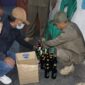 PENERTIBAN: Anggota Satpol PP Kota Cilegon melakukan pemerikasaan sejumlah warung yang menjual minuman keras.