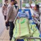 KORBAN: Warga yang jadi korban kebococan gas ammonia PT Danesja saat dibawa ke rumah sakit