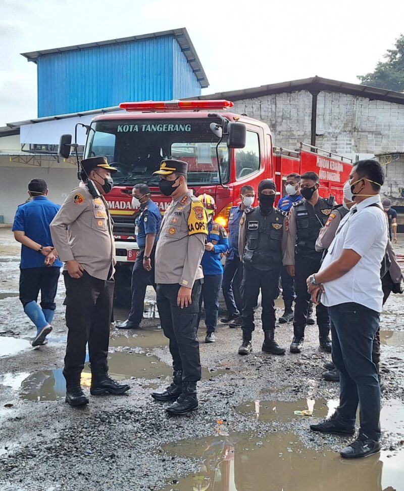 CEK LAPANGAN: Polres Metro Tangerang menurunkan personil mengecek lokasi pabrik yang mengalami kebocoran gas di Karawaci.