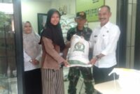 BANTUAN PANGAN: Kelurahan Cipondoh Indah menyalurkan bantuan pangan pemerintah ke warga penerima.