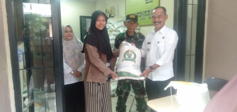 BANTUAN PANGAN: Kelurahan Cipondoh Indah menyalurkan bantuan pangan pemerintah ke warga penerima.