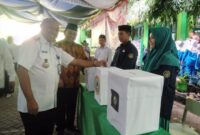 BERIKAN HAK SUARA: Camat Balaraja Willy Patria, saat memberikan hak suara yang masuk dalam Daftar Pemilih Khusus (DPK) pada pemilihan Presiden Sekolah Al Itqon, Kecamatan Balaraja, Kabupaten Tangerang, Rabu (07/02/2024).