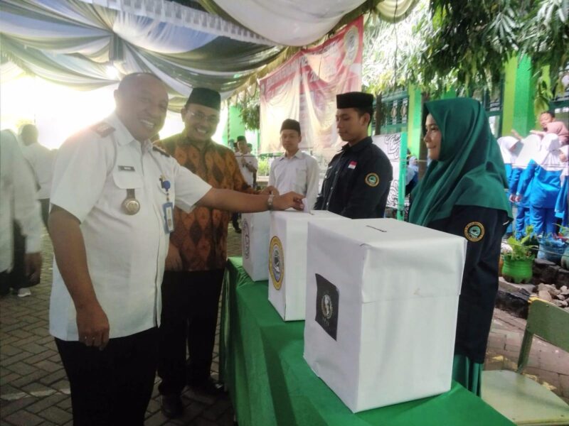 BERIKAN HAK SUARA: Camat Balaraja Willy Patria, saat memberikan hak suara yang masuk dalam Daftar Pemilih Khusus (DPK) pada pemilihan Presiden Sekolah Al Itqon, Kecamatan Balaraja, Kabupaten Tangerang, Rabu (07/02/2024).