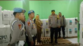 CEK LOGISTIK PEMILU: Wakapolresta Tangerang saat mengecek gudang penyimpanan logistik pemilu di Kecamatan Cisoka.