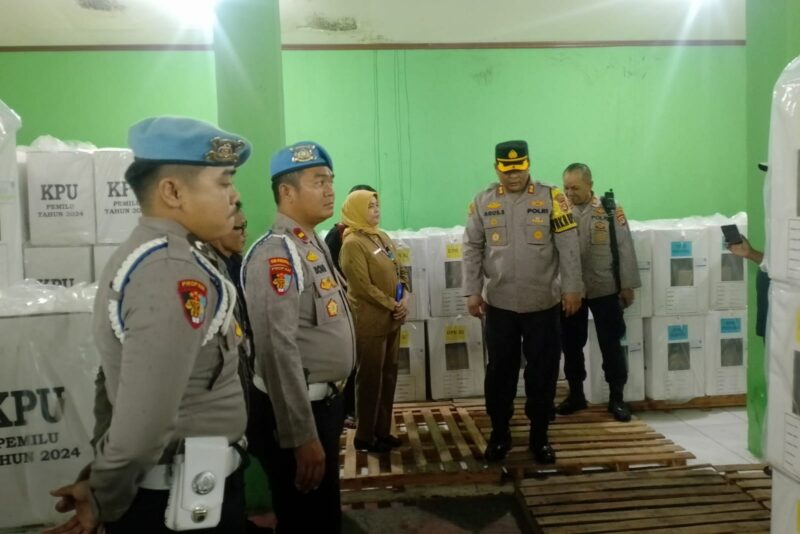 CEK LOGISTIK PEMILU: Wakapolresta Tangerang saat mengecek gudang penyimpanan logistik pemilu di Kecamatan Cisoka.
