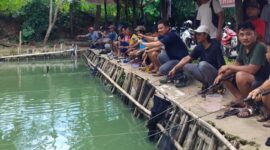 MANCING BARENG: Caleg Partai Nasdem H Idris mengajak simpatisan dan pendukungnya mancing bareng di Kampung Ciapus Balaraja.